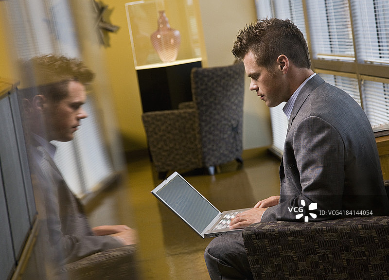 使用笔记本电脑的商人图片素材