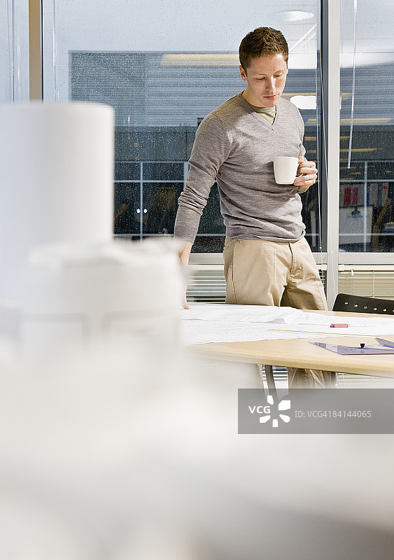 建筑师查看楼层平面图图片素材