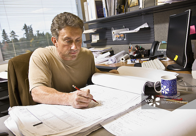 在办公室工作的商人图片素材