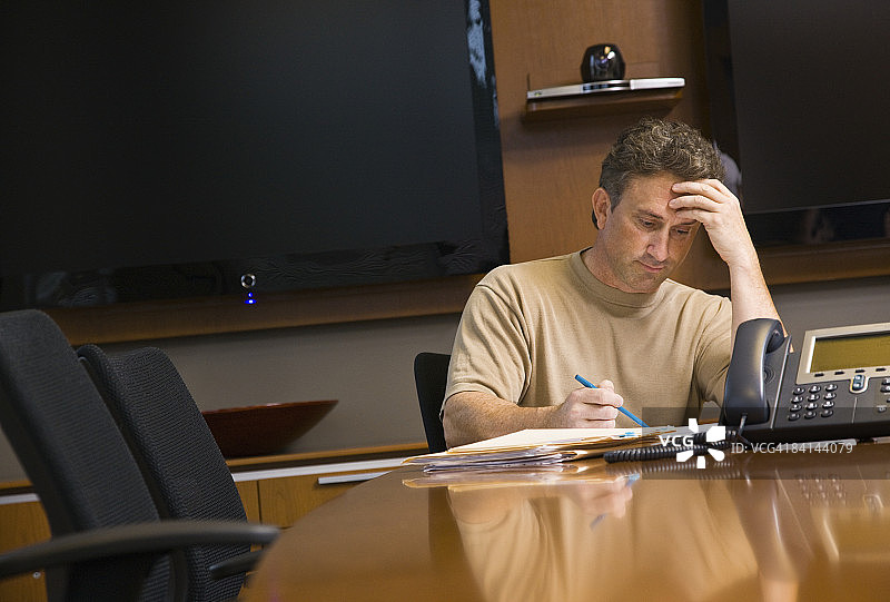 在会议室工作的商务男士图片素材