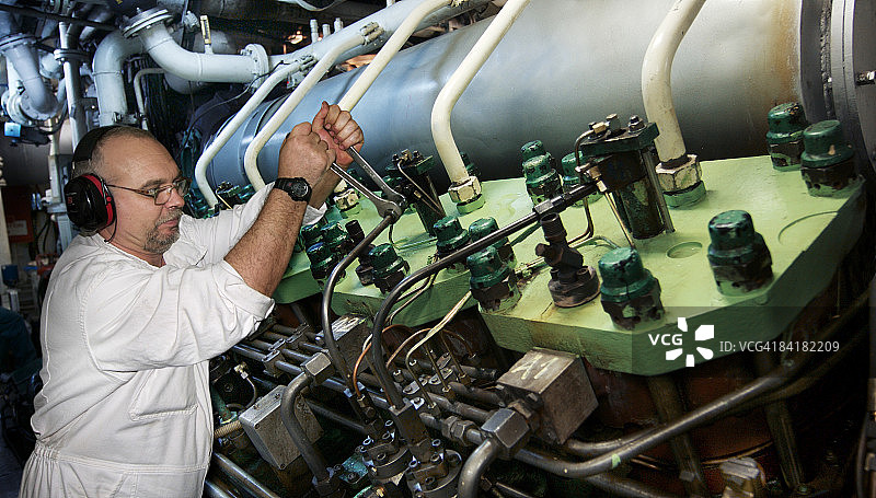 在游轮上操作马达的航海工程师图片素材
