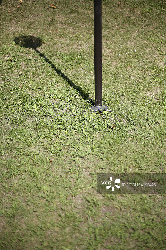 日本东京都多摩市：草地上杆子的影子图片素材