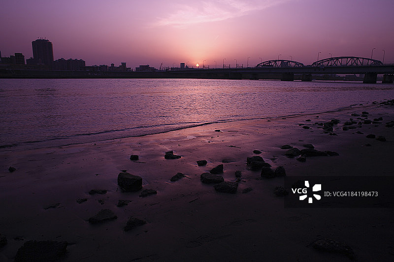 日本东京足立区日落时分的桥梁剪影图片素材