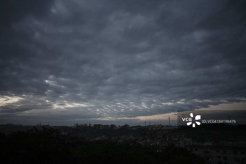 日本东京都多摩市的暴风云景观图片素材