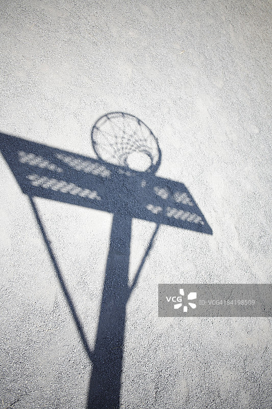 日本东京都市多摩市篮球框在球场上的影子图片素材