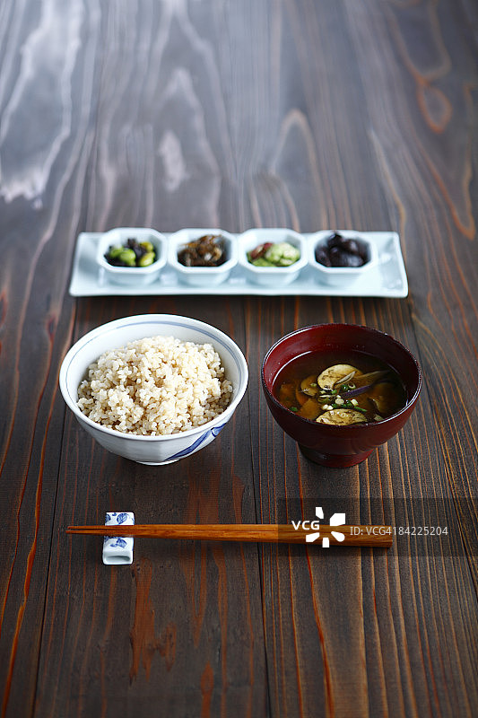 碗装味噌汤糙米饭特写图片素材