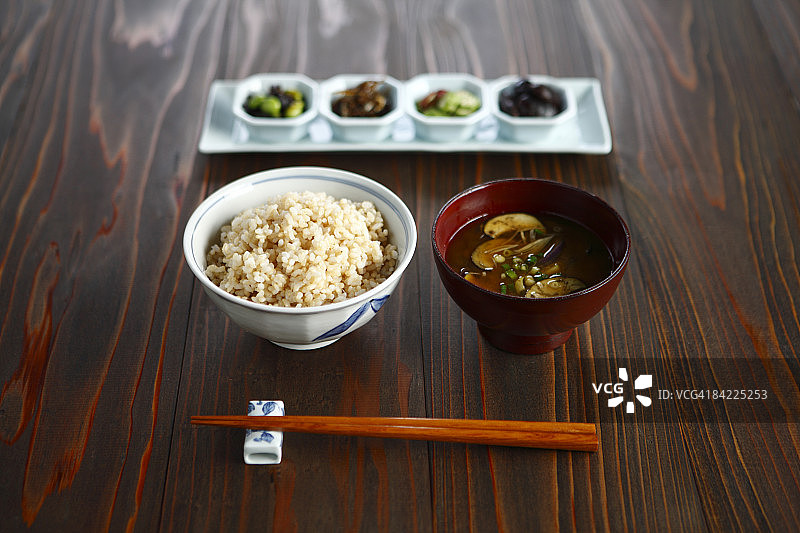 碗装味噌汤糙米饭特写图片素材
