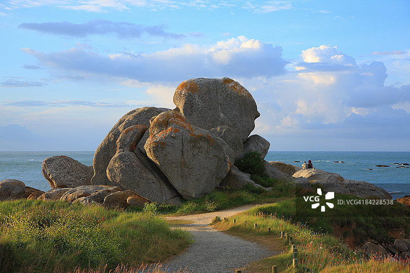 岩石、小路与海边观望的情侣图片素材
