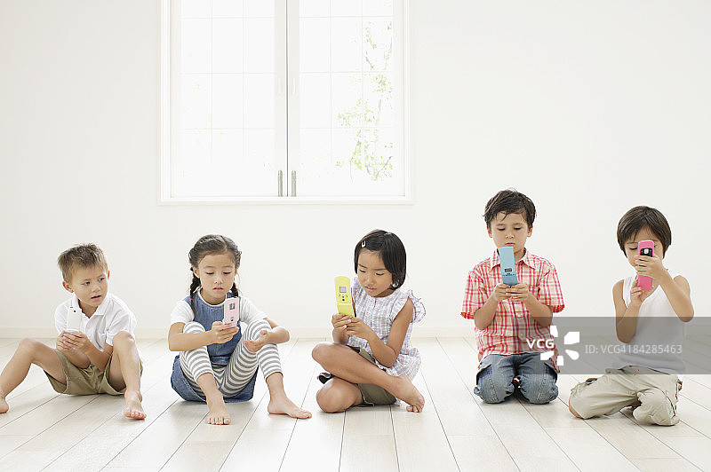 孩子们使用手机图片素材