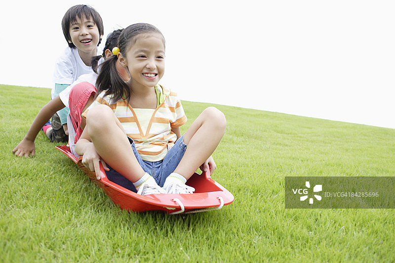 孩子们享受滑草的乐趣图片素材