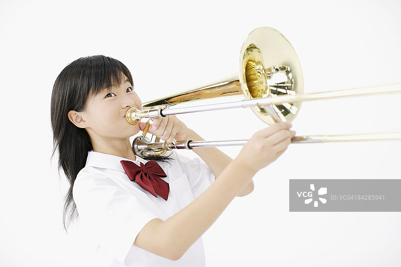 在影棚里吹长号的女学生图片素材