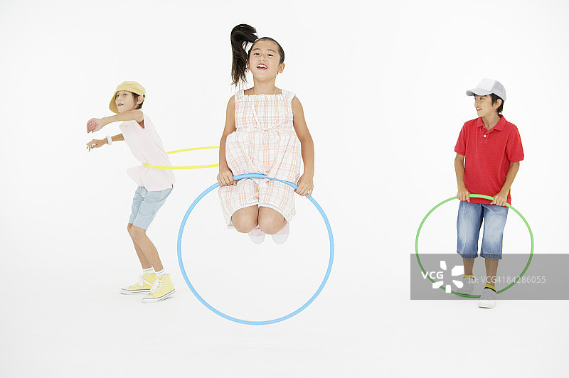 孩子们玩呼啦圈（影棚拍摄）图片素材