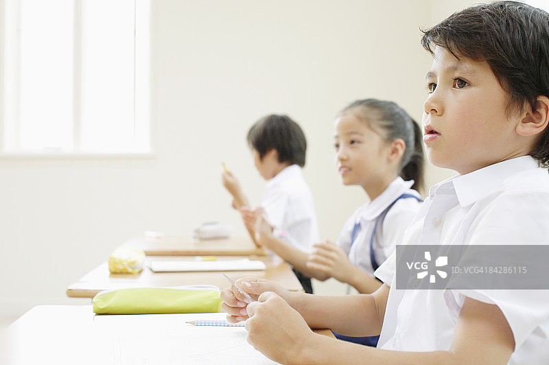 小学生在教室里图片素材