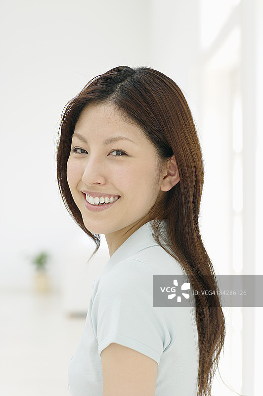 女人回眸的特写肖像图片素材