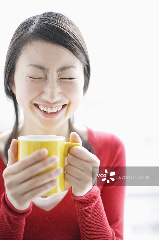 微笑喝着热饮的女人图片素材