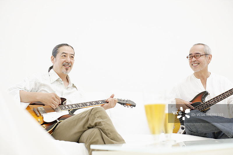 弹吉他和贝斯吉他的男人们图片素材