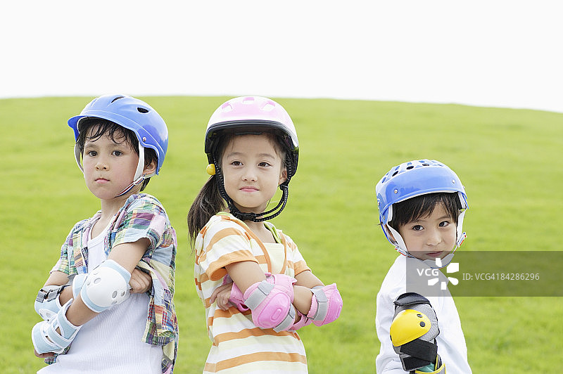 玩旱冰鞋的儿童肖像图片素材