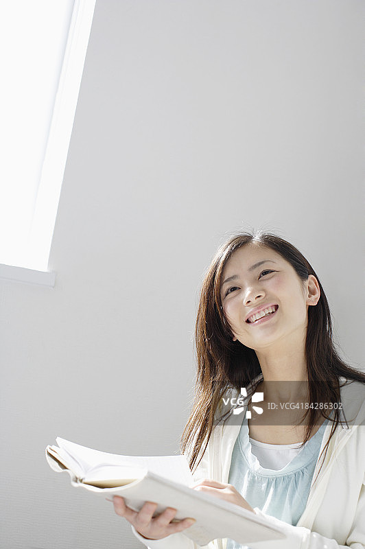 女人阅读杂志图片素材