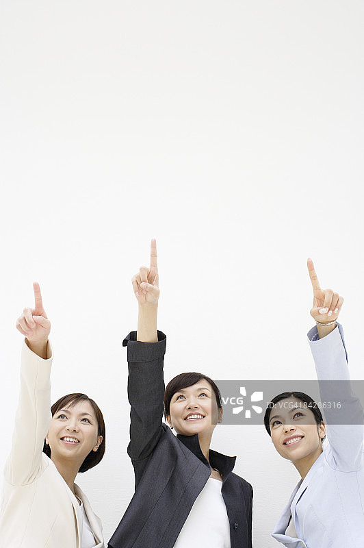 指向上的女商人画像，低角度视图图片素材
