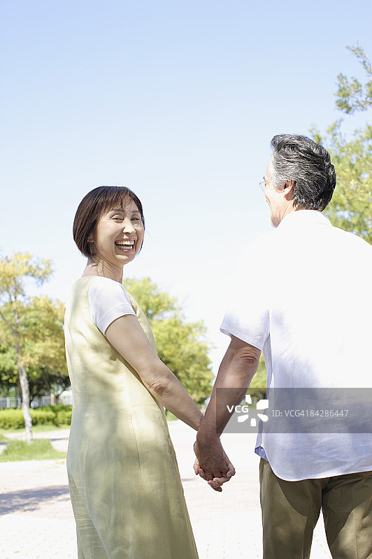 老年夫妇在散步图片素材