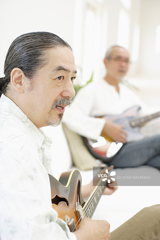 弹吉他和贝斯吉他的男人们图片素材