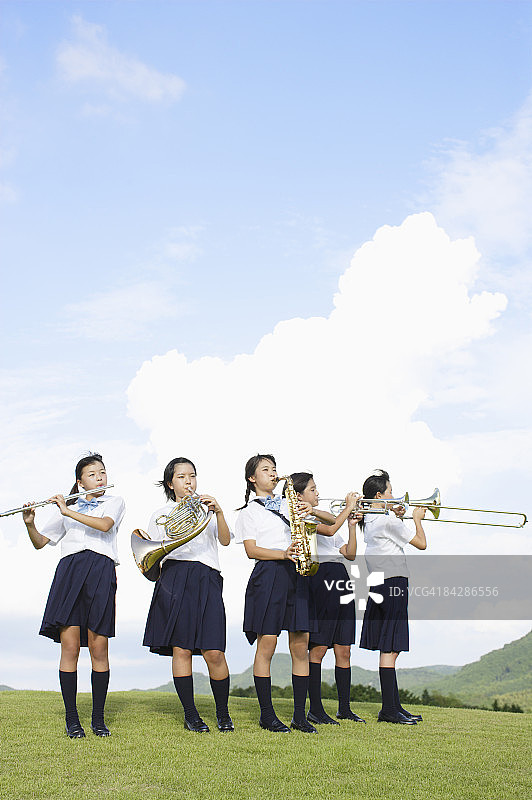 女性学生演奏乐器图片素材