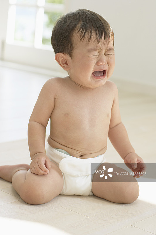 穿着尿布哭泣的男婴图片素材