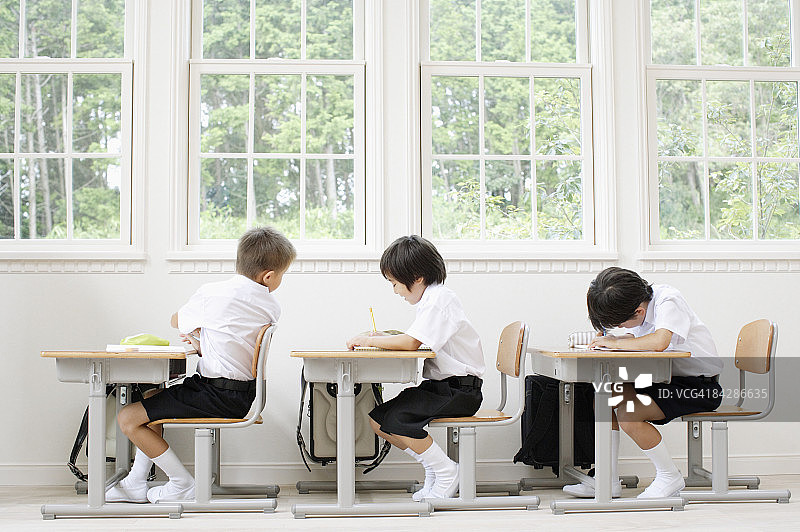 在教室里学习的男孩们图片素材
