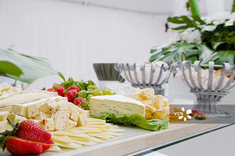 餐桌上的奶酪拼盘图片素材