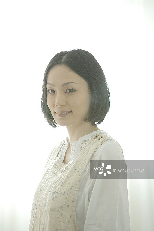 微笑，戴着围裙的日本女人肖像图片素材