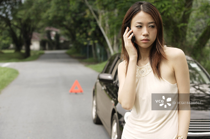 愤怒的女人打电话，汽车坏了图片素材