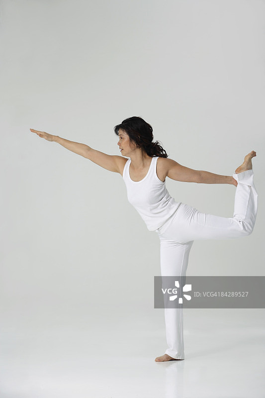 女人练习瑜伽图片素材