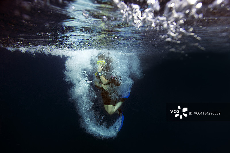 准备入海的女潜水员图片素材