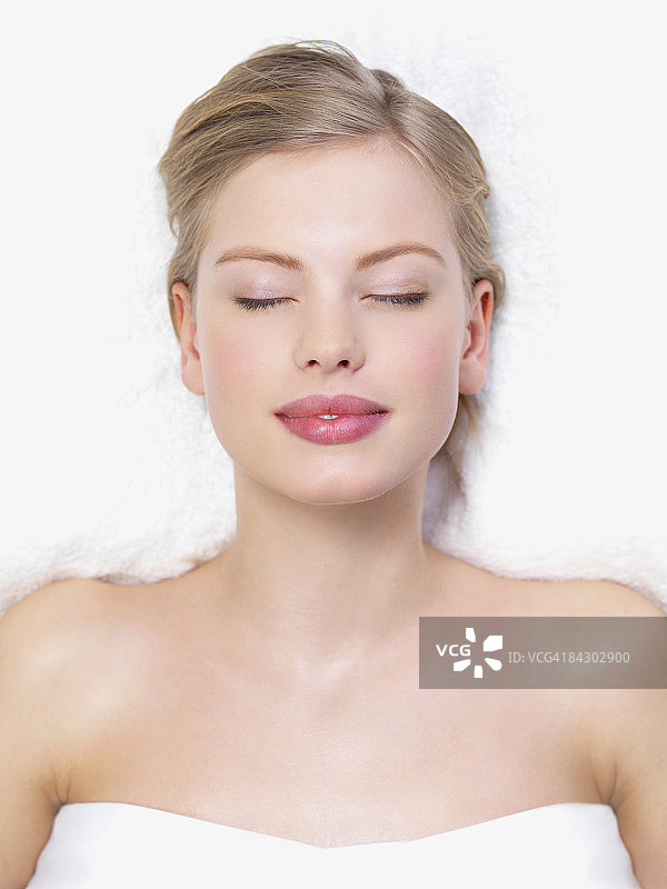 年轻女人躺在按摩床上图片素材