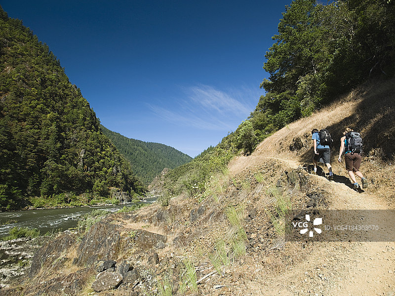 徒步者在河边小径上行走图片素材