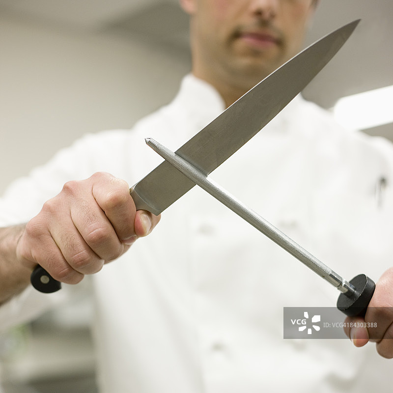 厨师在厨房磨刀图片素材
