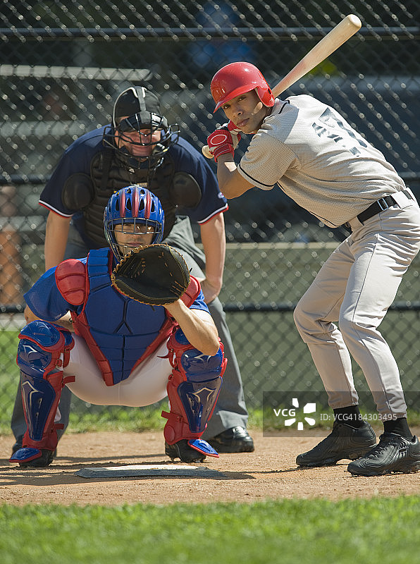 棒球投手、击球手和裁判员准备就绪图片素材