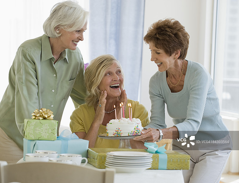 年长的妇女们庆祝朋友的生日图片素材