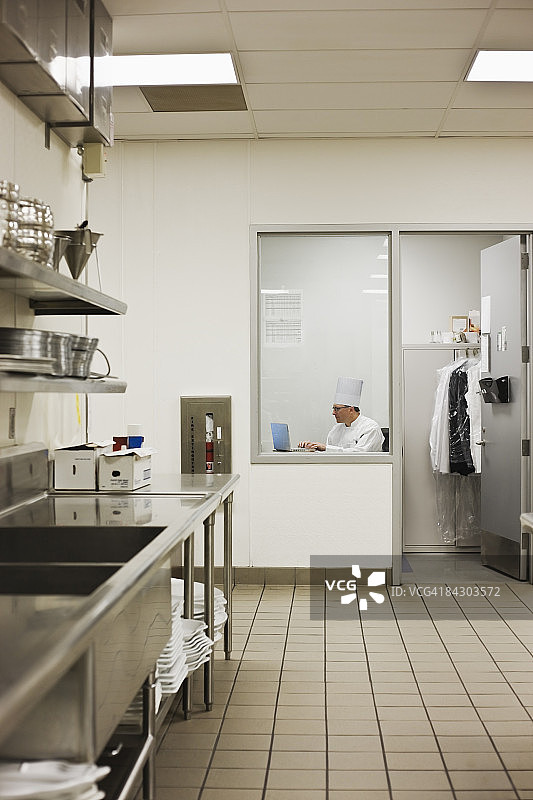 厨师坐在厨房办公室里图片素材
