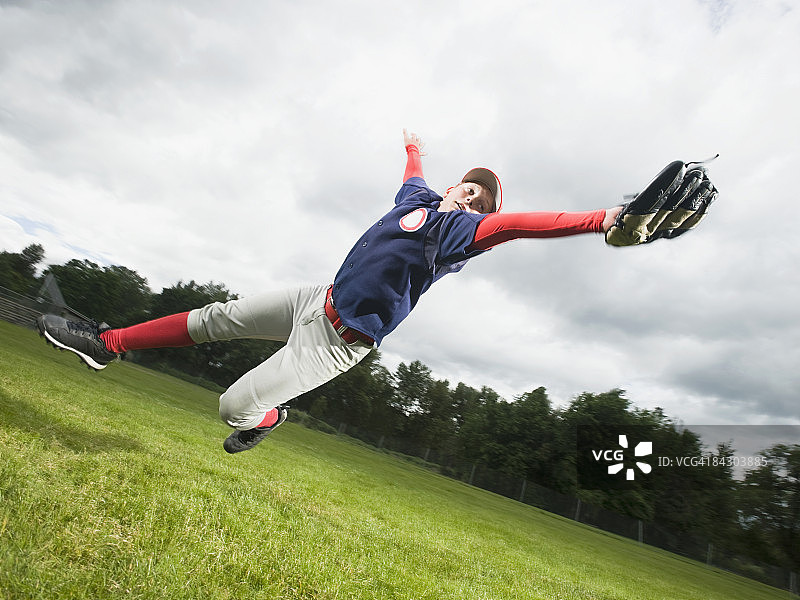 棒球运动员鱼跃接球图片素材