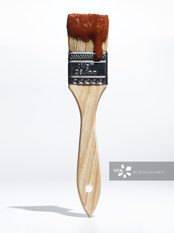 蘸着烧烤酱的画笔图片素材