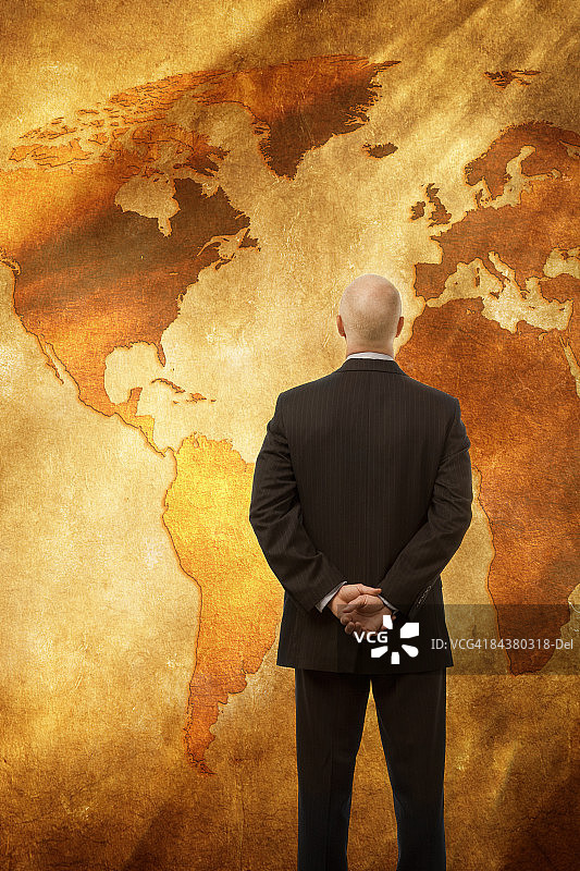 商人观看世界地图图片素材