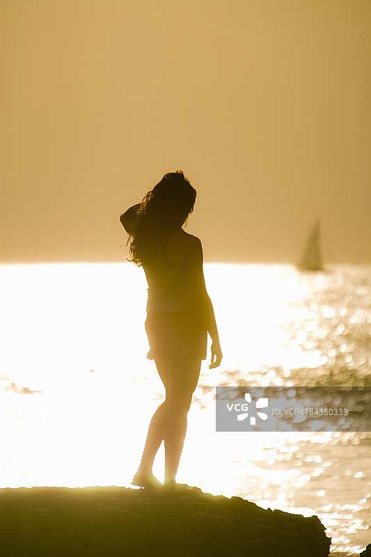 眺望海平面的20多岁女性图片素材