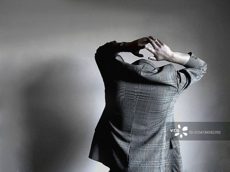 隐形人抱着头图片素材