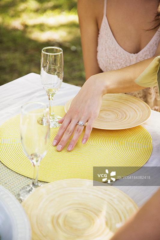 炫耀结婚戒指的女人图片素材