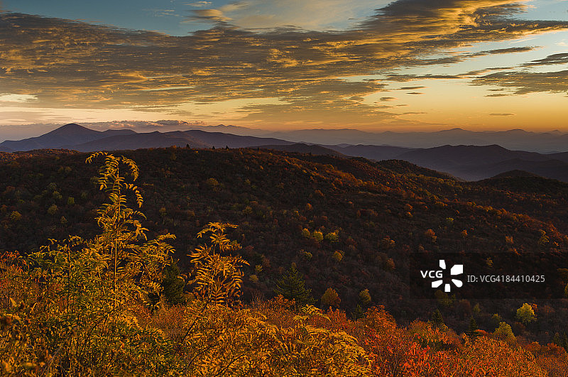 从蓝岭公园路看到的秋日日出图片素材