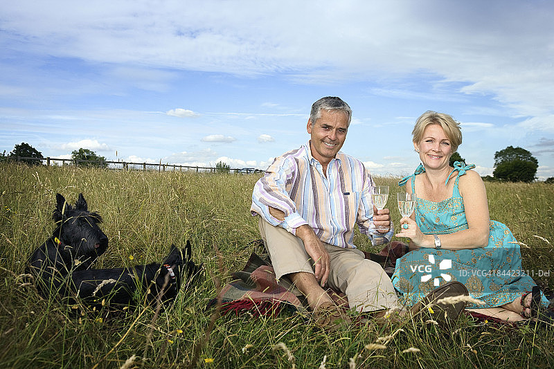 情侣在田野里野餐图片素材