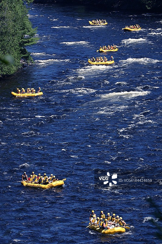 肯纳贝克河上的木筏船队图片素材