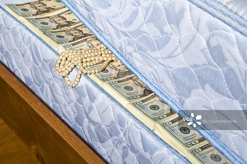 床垫下的钱和珍珠图片素材