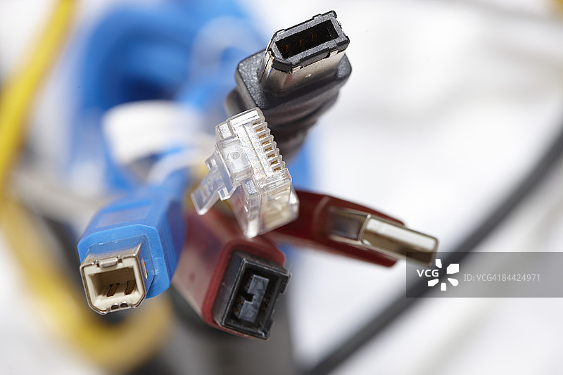 电脑与通信电缆图片素材